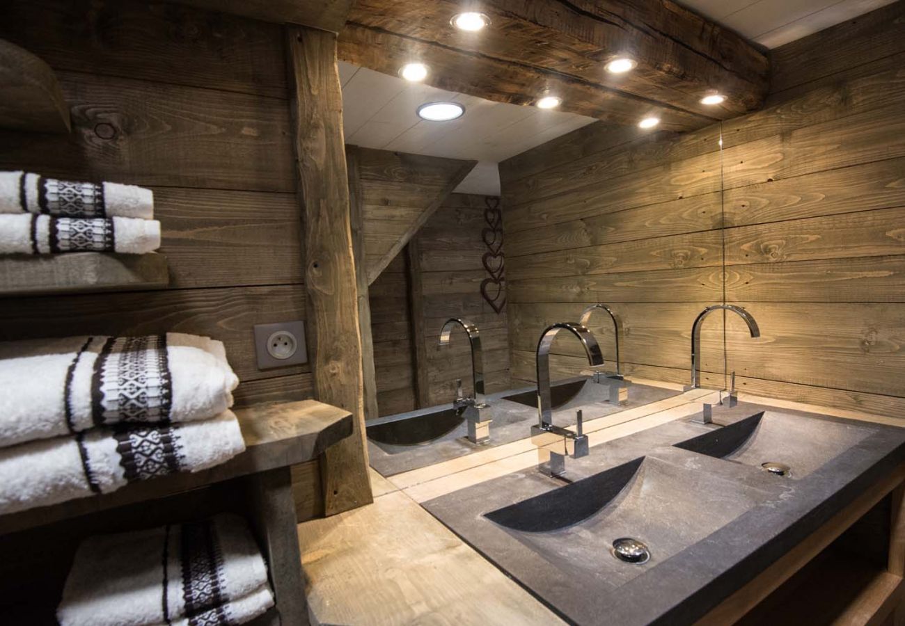 salle de bain avec double vasque en bois