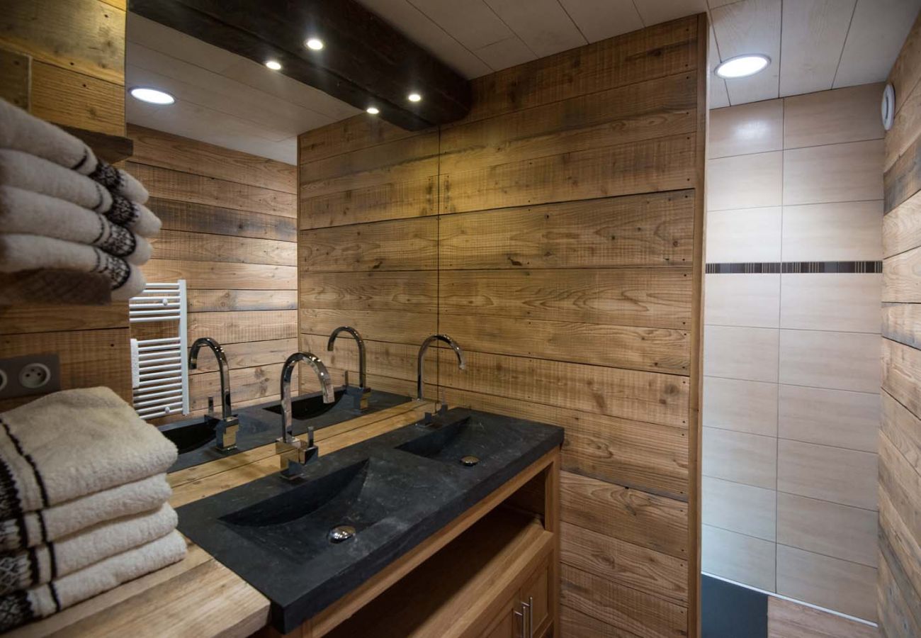 salle de bain avec douche et double vasque