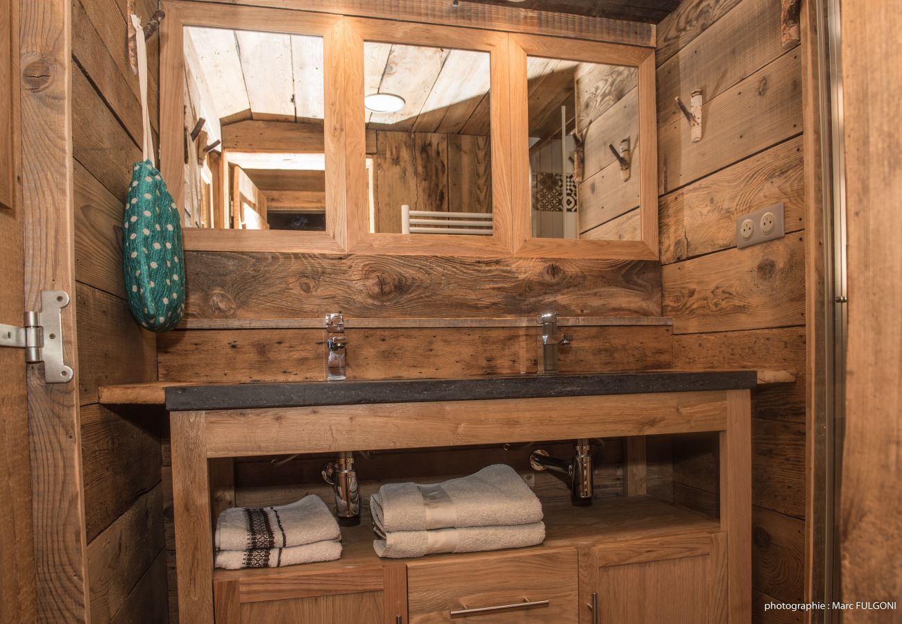 salle de bain en bois avec double vasque