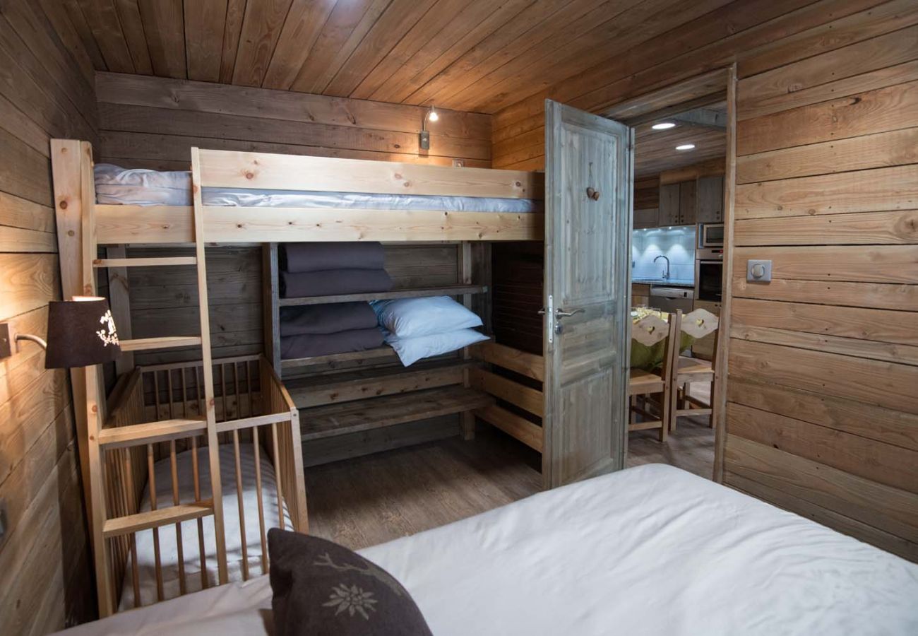 chambre avec lit double, lit mezzanine et lit bébé tout en bois