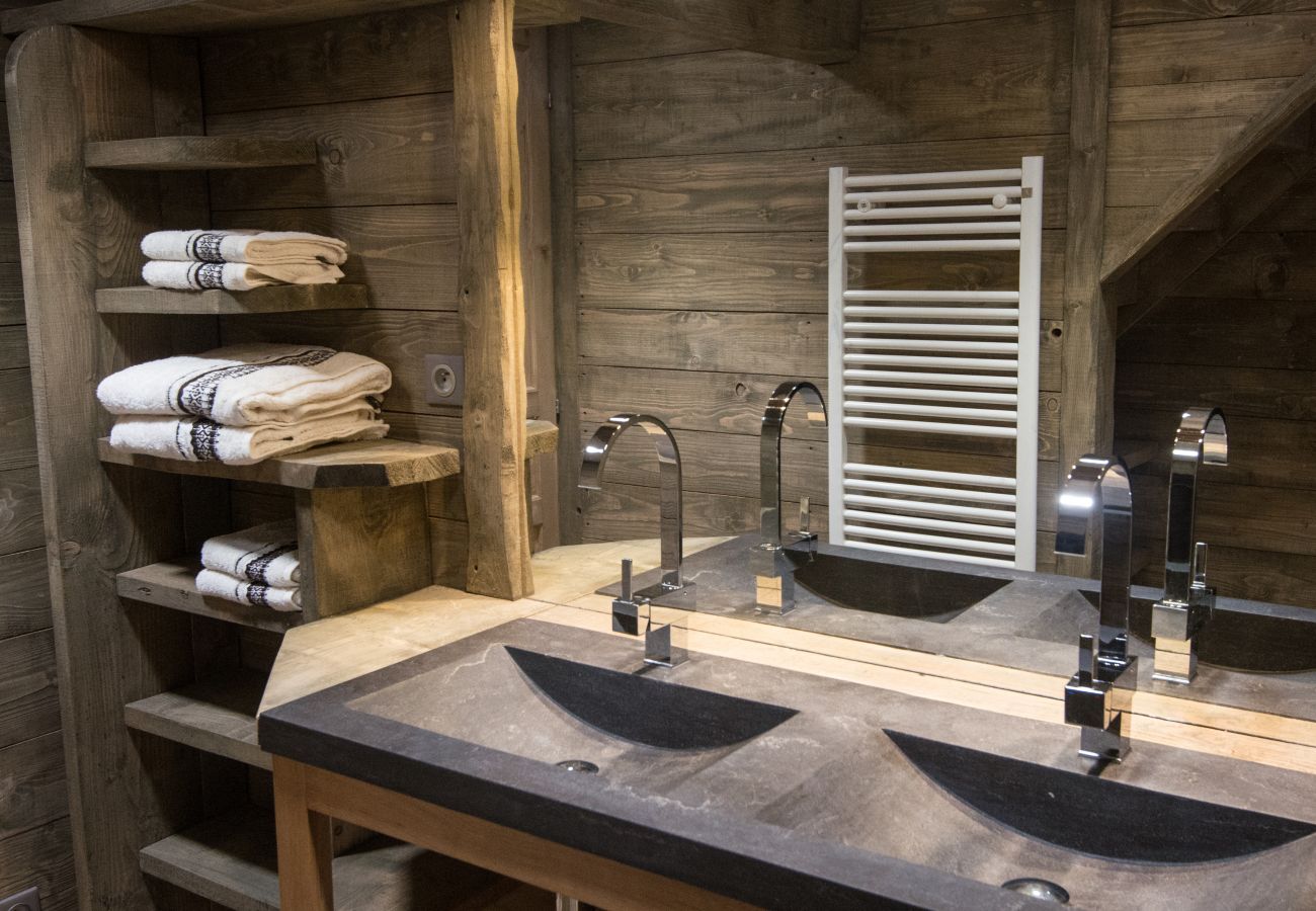 salle de bain avec double vasque