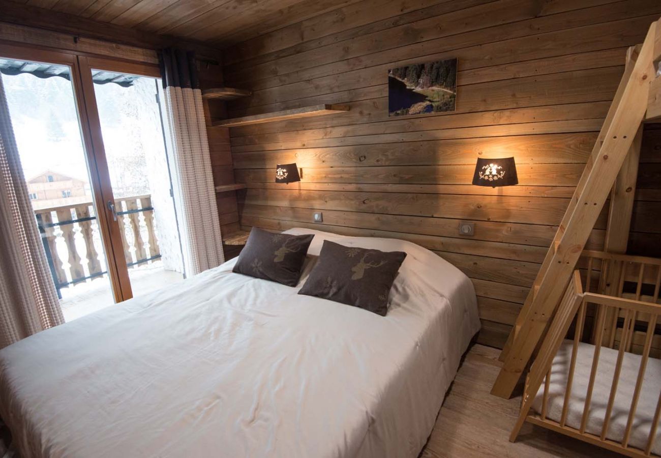 magnifique chambre style montagnard avec lit bébé