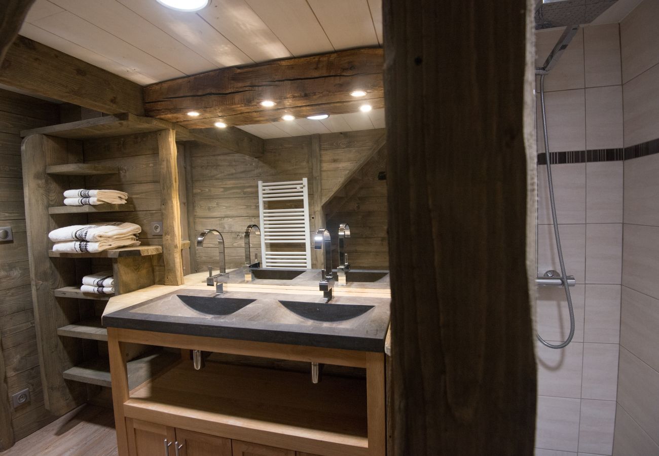salle de bain en bois avec double vasque
