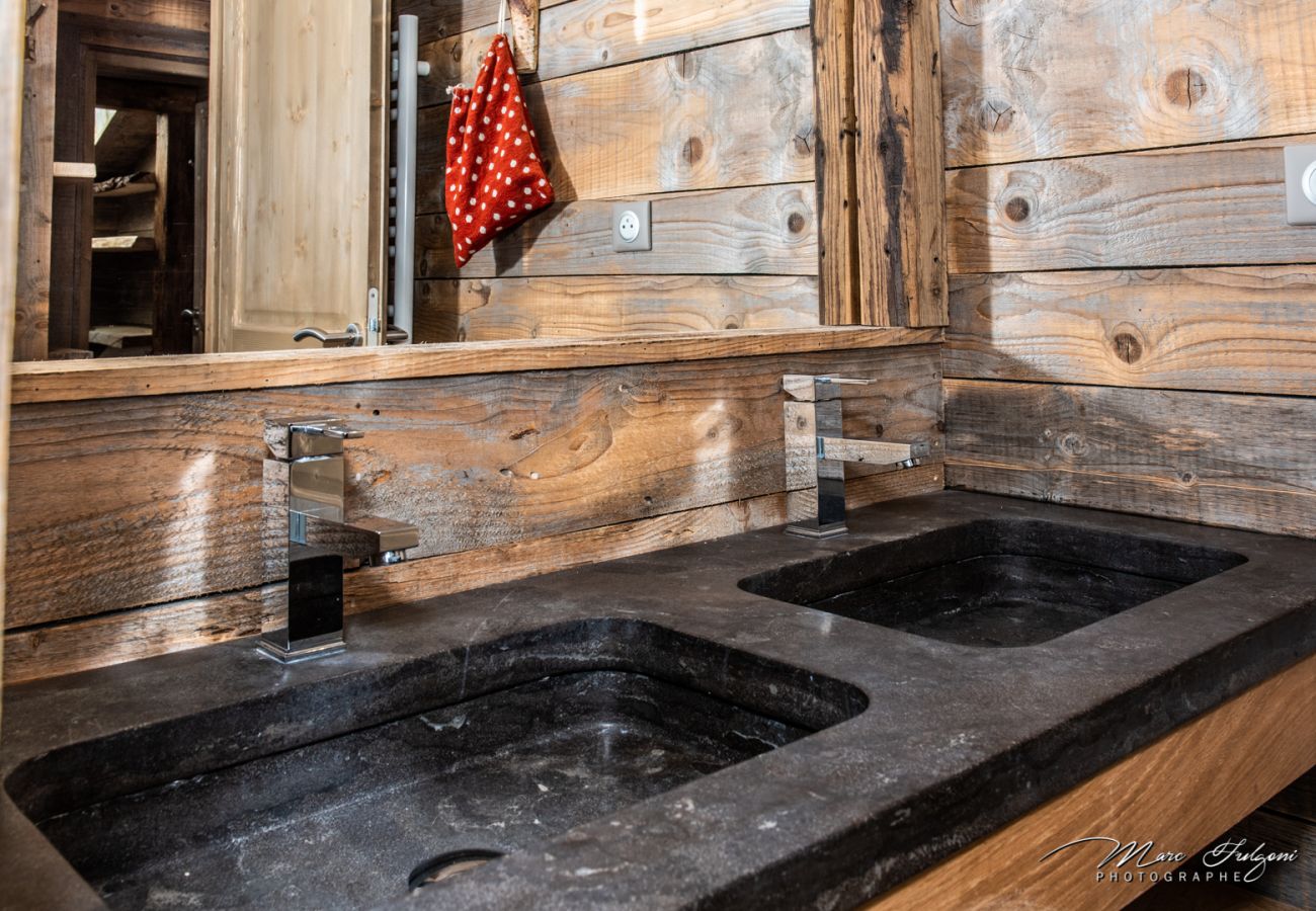 salle de bain en bois avec double vasque
